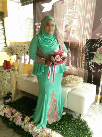 Photo 2 of Baju Pengantin Peplum + Kain Panel - Wanita SI-00002 Baju kurung peplum untuk raja sehari ditimbulkan lagi dengan lace warna pastel dibahagian dada, hujung tangan dan kaki kain bagi menimbulkan lagi seri baju. Dipadankan dengan kain panel supaya nampak lebih flowy ketika berarak ke pelamin impian.