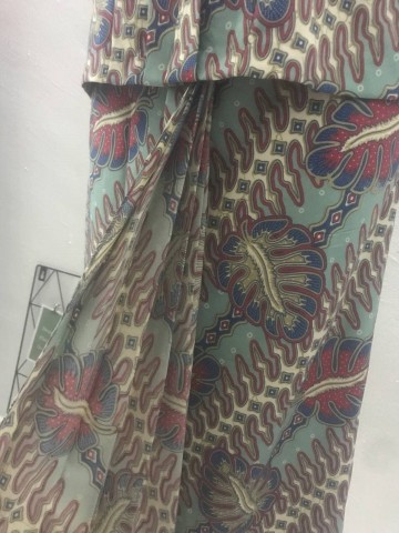 Photo 3 of kebaya moden TP-1008002 kebaya moden labuh 
kain kipas depan 
upah jahit -RM70
harga Kain batik viral- Rm20