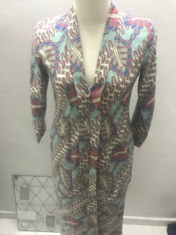 Photo 2 of kebaya moden TP-1008002 kebaya moden labuh 
kain kipas depan 
upah jahit -RM70
harga Kain batik viral- Rm20
