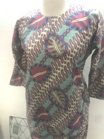 Photo 2 of Mini Kurung Moden TP-1008001 Baju kurung mini Moden Tangan 3 suku (permintaan pelanggan)
Kain Lipat Batik
-Upah Jahit RM50
-Harga Kain batik viral 2pcs  RM20