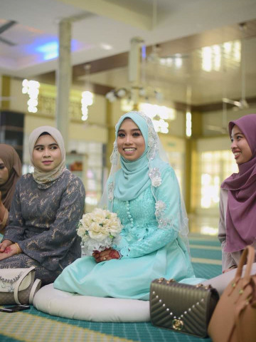 Photo 2 of Baju Gaun nikah TP-565008 - baju gaun nikah disertaikan lace dikeliling tangan, bawah kaki serta sedikit dibahagian atas bahu hingga pinggang. + butang balit sebagai aksesori