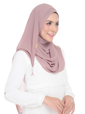 Photo 2 of AnugerahbyPitt TP-499001 Shawl jahit babyseam yang kemas beserta CHARM berbentuk butterfly ySWAROVSKI berserta LABEL BESI JENAMA TUDUNG.
