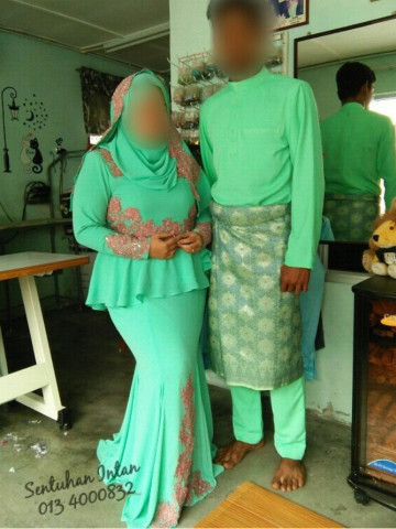 Photo 1 of Baju Pengantin Peplum + Kain Panel - Wanita SI-00002 Baju kurung peplum untuk raja sehari ditimbulkan lagi dengan lace warna pastel dibahagian dada, hujung tangan dan kaki kain bagi menimbulkan lagi seri baju. Dipadankan dengan kain panel supaya nampak lebih flowy ketika berarak ke pelamin impian.