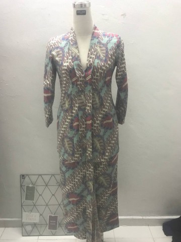 Photo 1 of kebaya moden TP-1008002 kebaya moden labuh 
kain kipas depan 
upah jahit -RM70
harga Kain batik viral- Rm20