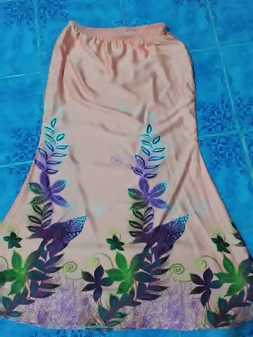 Photo 1 of baju kurung pesak gantung / pahang TP-5780020 baju kurung pesak gantung wanita dewasa -  corak berkaki
kain potongan duyung
kaf di bahagian hujung lengan