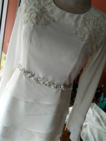 Photo 2 of Baju Kurung Tulip + Kain  Panel SI-00003 Baju kurung tulip ini diserlahkan lagi dengan taburan pearl dibahagian pinggang untuk menimbulkan lagi belahan (tulip) dibahagian kaki baju. Baju ini dipadankan dengan kain panel supaya nampak lebih flowy dan elegan.
